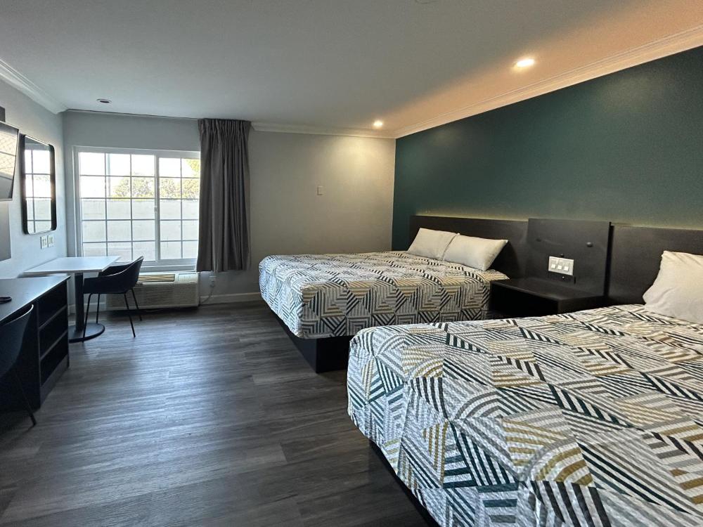 Queen Room with Two Queen Beds - Non-Smoking interior